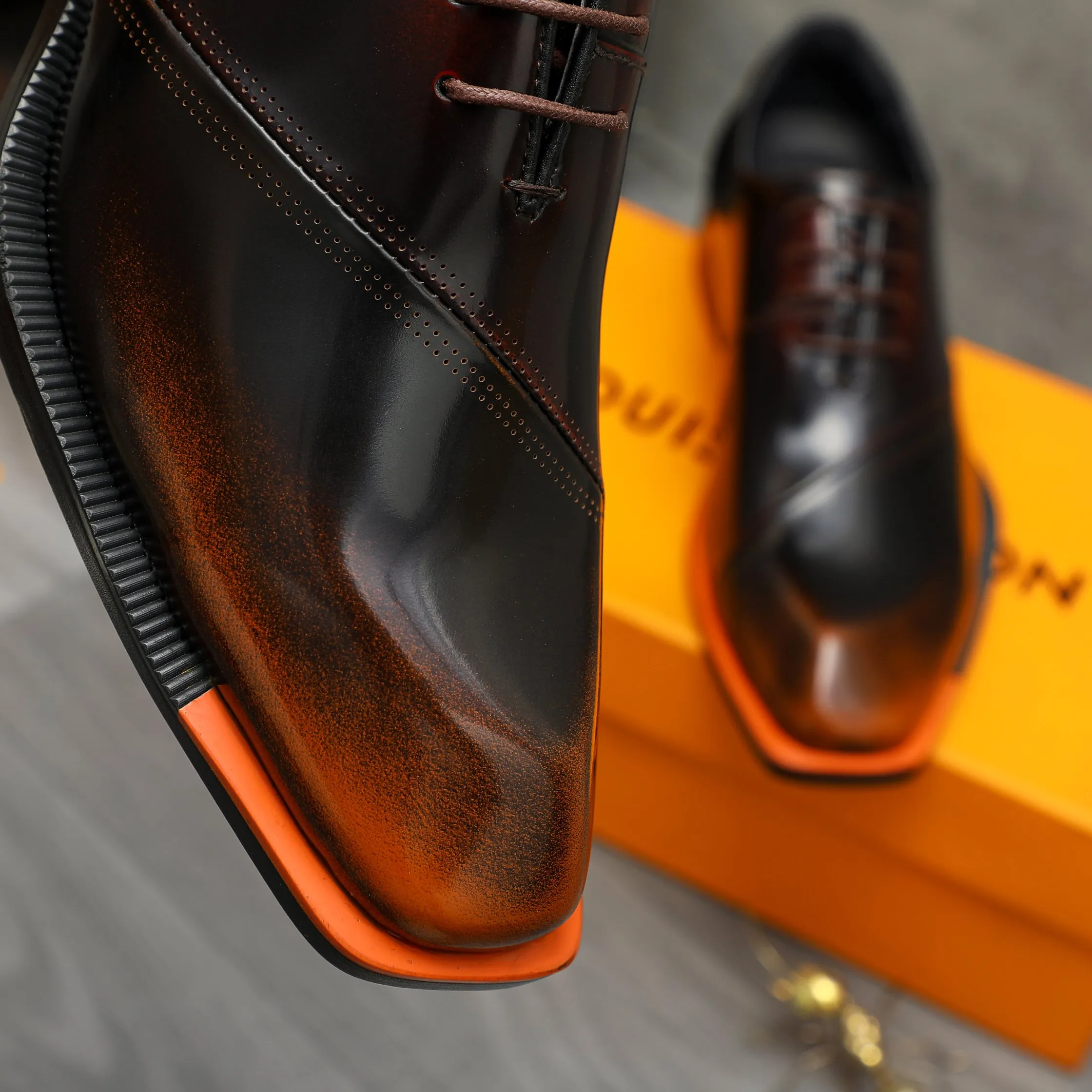 Men's shoes 💰580 Product trademark: LV "Louis Vuitton" business lace-up formal leather shoes Regular size: 37-46 Product material: Selected color rubbed cowhide upper, pigskin lining, rubber outsole